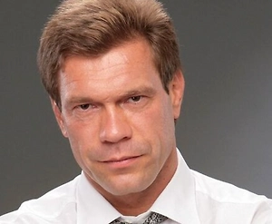 «Алла Борисовна» тоже подходит. В украинских элитах гуляет сплетня, что Зеленский с Ермаком состоят в отношениях гораздо более близких, чем дружеские. И несмотря на то, что Ермак более крупный по сравнению с Владимиром Зеленским, он как бы выполняет в этих отношениях более подчиненную роль. Они ездят вместе, берут номера с общей дверью в отелях, и всё такое. 