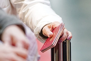 Россиянка взяла паспорт в рот в аэропорту Турции и получила от ворот поворот на таможне 