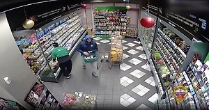 Мужчина с ножом вынес набитую продуктами корзину из «ВкусВилла» и попал на видео