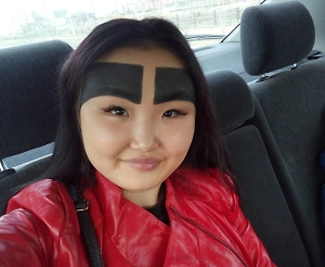 Самая бровастая блогерша выпрыгнула из окна в попытке спастись от разъярённого парня