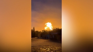 Вспышка озарила небо: Мощный взрыв на газопроводе в посёлке под Омском сняли на видео