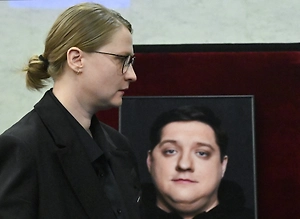 Вдова Романа Попова продаёт единственный дом за 52 млн рублей после смерти актёра