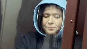 Опустила взгляд и молчит: Life.ru публикует видео из суда с матерью, отрезавшей голову сыну