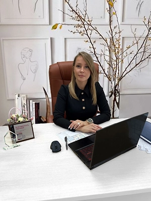 Раньше в каждом доме царили изобилие блёсток, массивные гирлянды с разноцветными лампочками и пластиковые фигурки самых разных оттенков. Сейчас такой декор воспринимается как чрезмерно кричащий и безвкусный. Натуральность и сдержанность вытеснили чрезмерное количество украшений, а блеск стал более тонким — например, благодаря металлизированным элементам в сочетании с природными материалами.