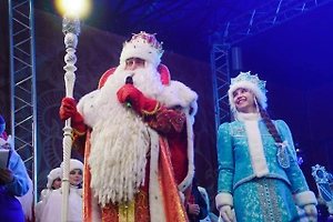 Дед Мороз зажёг первую новогоднюю ель страны в своей вотчине в Великом Устюге