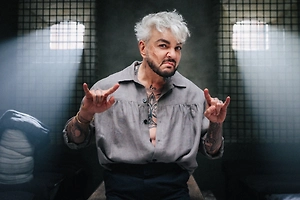 Филя Болгарский со шрамом: Киркоров стал вором в законе в новогоднем фильме о Шурике