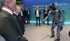 «Очень красиво, спасибо»: Робот Грин станцевал для Путина на конференции по ИИ