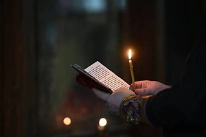 Священник объяснил, можно ли ходить в храм со своими свечками