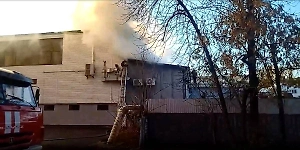 Объятый огнём торговый центр в Пензе вызвали тушить 11 отрядов МЧС