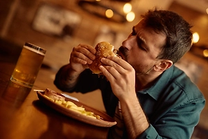 Врач объяснила, почему бургер и шаурма так манят при похмелье