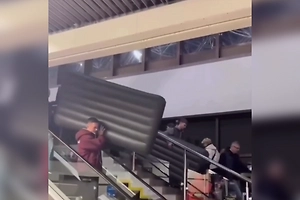 Пассажирам в сочинском аэропорту выдают надувные матрасы из-за задержек рейсов