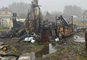 Женщина вместе с двумя детьми погибла на пожаре в частном доме в Ленобласти