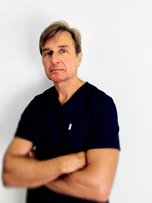 Это — коллективный недуг, «рентгенограмма» которого показывает трещины в самой основе отношений. Лечить здесь нужно не пациента, а всю «семейную концепцию», анализировать взаимоотношения и предлагать помощь психолога. Уговорить? Да. Но не требовать, «ультимативно». Любое давление — лишь кирпич в стене его отрицания.