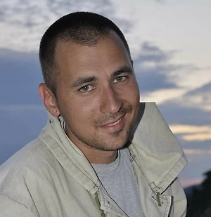 Дело в том, что опасность заключается в больших стрекательных щупальцах, которые могут парализовать человека, в том числе повреждая мышцы. Бывают случаи, когда ужаление приводит к тяжёлым последствиям. Понятно, что для маленьких детей риск выше и последствия могут быть очень серьёзными. Но стоит отметить, что такие случаи не являются исключительными — все кубовые медузы могут представлять угрозу.