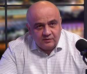 Для меня это абсолютно прогнозируемое решение. Я об этом говорю на протяжении достаточно длительного периода времени, что абсолютно не в интересах Зеленского увольнять, тем более в условиях такого давления, Ермака и демонстрировать свою слабость.