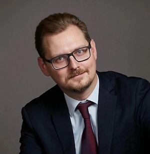 Но есть и минусы. В частности, нельзя забывать про здоровье и усталость. Работа может быть утомительной и отнимать время, которое человек планировал посвятить отдыху, семье или увлечениям. Может возникнуть внутренний конфликт между необходимостью работать и заботой о здоровье. Кроме того, существуют риски на рынке труда. Найти и сохранить работу в предпенсионном и пенсионном возрасте может быть непросто из-за существующих стереотипов у некоторых работодателей. Таким образом, решение об отсрочке выхода на пенсию имеет как свои преимущества, так и недостатки, и требует взвешенного подхода с учетом личных обстоятельств. 