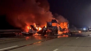 Фура загорелась и создала гигантскую пробку на М-4 «Дон» в Ростовской области