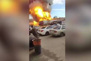 Эпичный взрыв фуры на парковке в Подмосковье сняли на видео