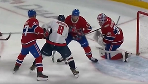 Канадец попытался спровоцировать Овечкина на драку, а россиянин ответил хет-триком