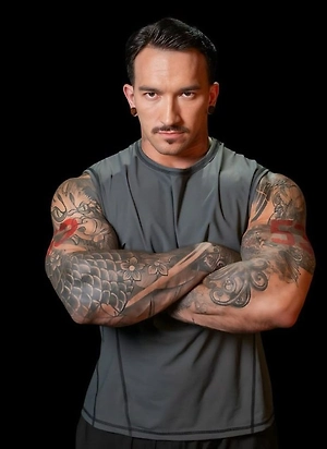 Когда подходящий матрас куплен, уже можно задаться вопросом, в какой позе всё-таки правильнее всего спать. Для начала определимся, в каких позах и почему спать точно не нужно, поскольку существуют опасные позы для сна. Спать на животе — это самая вредная и опасная поза для человека, потому что всё тело давит на внутренние органы и прогибается позвоночник.