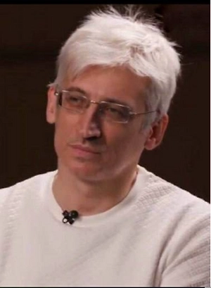 Массово бежать в банкомат и снимать всю зарплату или накопления я бы не советовал — система вполне пока себе работает, и деньги ходят между банками и магазинами. Главное — помнить, что банки имеют право временно ограничивать снятие крупных сумм и, если не подтвердить операцию, её могут заблокировать. Поэтому снимать наличные разумно скорее тогда, когда это действительно нужно, чтобы избежать лишних проблем.