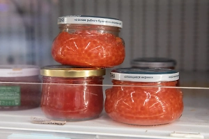 Россиянам объяснили, как избежать покупки поддельной икры перед Новым годом