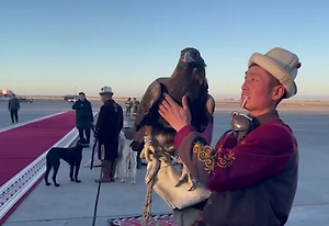 Охотник с беркутом, танцовщицы, шатёр: На видео сняли приготовления к прилёту Путина в Бишкек