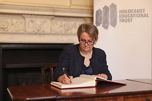 Британский министр захотела «усадить» Россию за стол переговоров