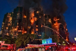 Не менее 36 человек погибли при пожаре в Гонконге, более 270 пропали без вести