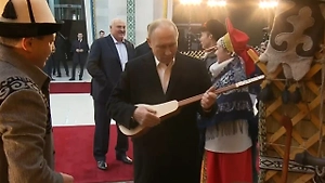 Путин в Бишкеке попробовал сыграть на комузе