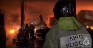 В Иркутске ликвидируют крупный пожар на складе со стройматериалами