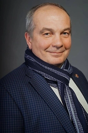 Я считаю, реально, если так брать, это ближайшее окружение Соловьёва. Это тот, кто находится с ним постоянно. То есть его какой-нибудь там помощник, секретарь, заместитель, да, все кто угодно, который мог принять эту пиццу у доставщика и что угодно туда подсыпать и занести уже непосредственно шефу.