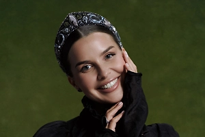 Юрий Эдуардович недавно предлагал купить мне у него песню. От творчества мэтра я отказалась, поэтому, полагаю, отсюда и такая критика со стороны Юрия Эдуардовича.