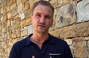 Блогер Домогацкий сбежал с Бали после розыска по делу о мошенничестве