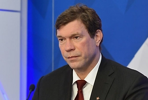 Зеленский и Ермак просто повели себя совершенно не так, как рассчитывали американцы. Когда Дрисколл и Рубио привезли мирный план на Украину и Швецию, там была реакция Соединённых Штатов, с началом переговоров действовал неназванный мораторий на предъявление новых отводов окружению Зеленского и на публикацию новых материалов расследования о коррупции в ближайшем окружении Зеленского. Так вот, судя по всему, американцы сняли этот мораторий.