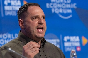 «Прихватил золотой унитаз?» В Раде посмеялись над рвущимся на фронт Ермаком