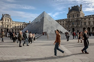 Провокационная надпись об ограблении Лувра засветилась на высотке в Екатеринбурге