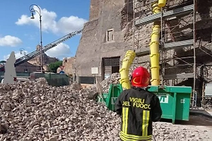 Рабочего спасли из-под завалов обрушившейся башни Конти в Риме