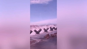 На Камчатке огромная волна едва не смыла в море автомобиль вместе с рыбаками