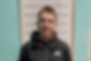 В Петербурге задержали подростка за граффити с нацистской символикой на фасаде дома