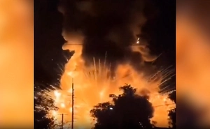 Мощный взрыв прогремел на заводе в Сиднее, пламя тянется в небо на 150 метров