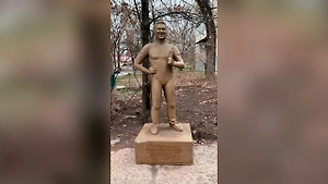 В Таганроге открыли необычный памятник актёру Павлу Деревянко с «Оскаром»