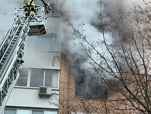 Два человека пострадали при пожаре в многоэтажке в Москве