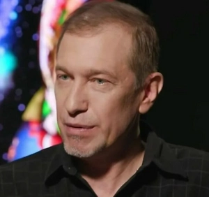 Я считаю абсолютно нормальным и законным удаление Долиной из всех новогодних программ. Более того, я считаю, что её карьера должна быть окончена. Нужно уметь отвечать за свои поступки. Зритель негодует. Посмотрите, что творится в интернете, какое возмущение! И она там ещё что-то толкует про какие-то проплаченные боты. Какие проплаченные боты? Ты перед зрителем на коленях должна стоять, на коленях! Потому что только зритель тебя сделал артисткой. И благодаря зрителю ты имеешь эти огромные гонорары, эти сумасшедшие квартиры. Без зрителя это никто и ничто. Ты влипла в такое дерьмище, что это даже неприлично, и не хватает ума выйти из этого достойно.