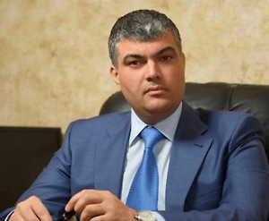 Ситуация, когда на входе забирают принесённые из дома продукты, а внутри можно купить те же самые булочки и лимонад, не просто вызывает недоумение, а демонстрирует отсутствие внятного регулирования. Складывается впечатление, что под предлогом безопасности создаются искусственные барьеры для граждан. Люди справедливо возмущены подобными мерами, особенно когда речь идёт о детских мероприятиях. Недопустимо, чтобы каждая частная площадка устанавливала свои собственные правила и трактовала понятие безопасности так, как ей удобно.