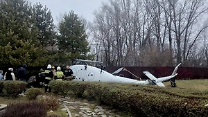 Частный вертолёт опрокинулся при посадке в Уфе, пострадал пилот