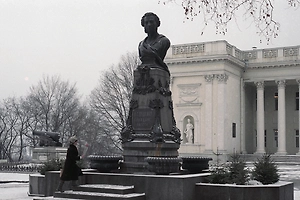 ВСУшник устроил истерику в Одессе из-за цветов у памятника Пушкину