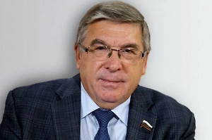 А если считать, что это минимальная пенсия, значит, средняя пенсия должна быть раза в полтора больше. Это будет порядка 65 тысяч. Я реалист и считаю, что это просто неосуществимо, и не надо вводить в заблуждение многомиллионную армию пенсионеров, не надо обнадёживать и расстраивать — вот главный минус идеи. На сегодняшний день таких средств у государства нет. Если бы это случилось, то назвать это можно было бы экономическим чудом, а я чудес в экономике давно не видел. Это невероятные расходы, которые не предусмотрены ни одним бюджетом.