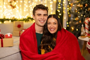 Чужое счастье в ленте: Психолог рассказала, как не сравнивать свой Новый год с «идеальными» праздниками из соцсетей