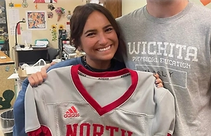 «Учительница месяца» годами насиловала ученика и отправляла нюдсы, теперь её судят